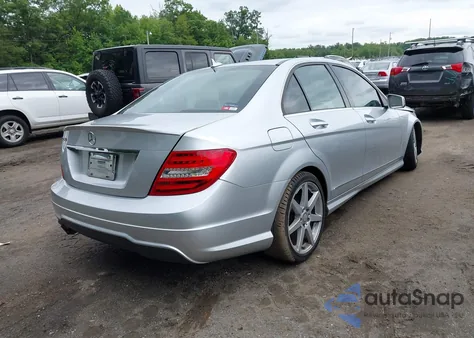 2014 Mercedes-Benz C 250 Luxury/Sport z USA, uszkodzony, nr VIN WDDGF4HBXEG232877
